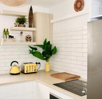 Coolangatta Apartment | Surf Shack in Iconic Rainbow Bay - Coolangatta QLD (pet friendly)