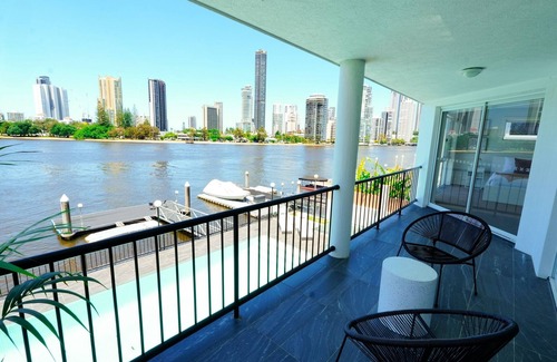 Surfers Paradise House | Surfers Paradise Waterfront Home with Pool & Dock