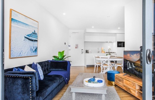 Surfers Paradise Apartment | Surfers Paradise 2-Bed Near Beach with Pool & Gym