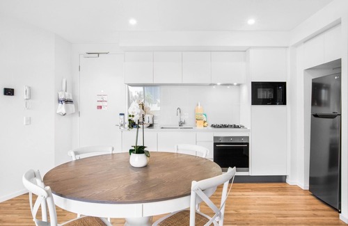 Surfers Paradise Apartment | Surfers Paradise 2-Bed Near Beach with Pool & Gym