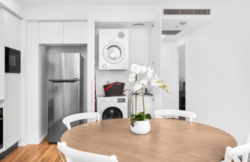 Surfers Paradise Apartment | Surfers Paradise 2-Bed Near Beach with Pool & Gym