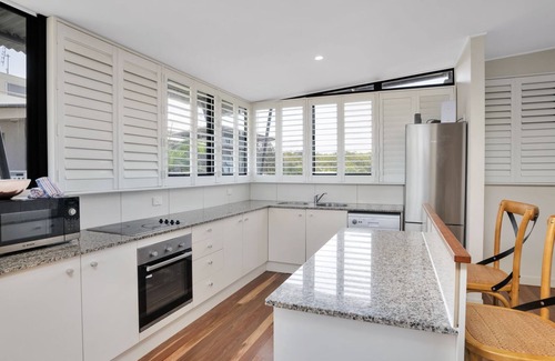 Rainbow Beach House | Surfside Beach House 17 - Rainbow Shores. Swimming pool, two minute walk to beach, air conditioning