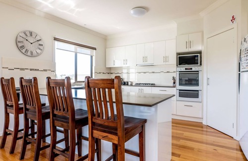 Inverloch House | Surfside Lakeviews - Free Wifi