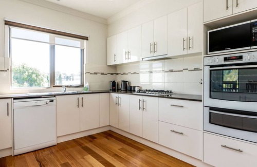 Inverloch House | Surfside Lakeviews - Free Wifi
