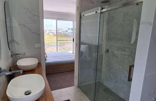 Catherine Hill Bay House | Surfside Retreat - New home 500m walk to the beach