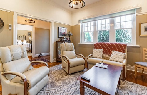 Kennington House | Surrey Family Home Pet Friendly With Free WiFi