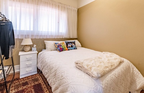 Kennington House | Surrey Family Home Pet Friendly With Free WiFi