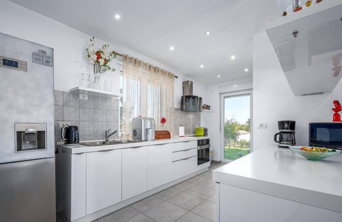 Bratulici House | Surrounded by greenery and located in the small Istrian village of Bratuli.