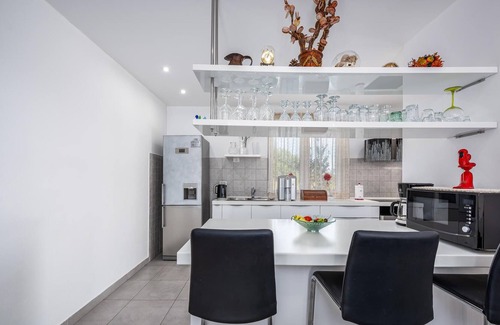 Bratulici House | Surrounded by greenery and located in the small Istrian village of Bratuli.