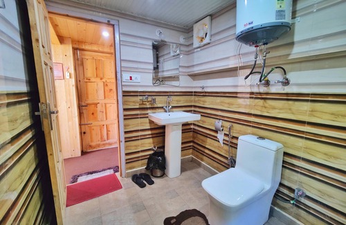 Matiana Cottage | Surrounded by Mountains Deluxe Room- King size bed