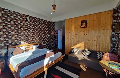 Matiana Cottage | Surrounded by Mountains Deluxe Room- King size bed