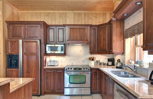 Fiddler Lake Resort Ski Chalet | Surrounded by nature, lake access and hot tub