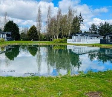 Allerthorpe Cabin | Sutton Lodge with Hot Tub