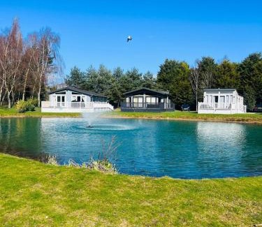 Allerthorpe Cabin | Sutton Lodge with Hot Tub