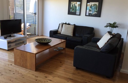Marks Point Cottage | Swan Bay Hideaway Cottage at Marks Point