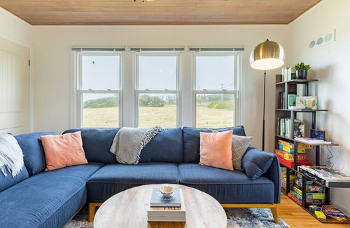 Oak Harbor Cottage | Swan Lake Cottage: 2 BR, 1 BA Cottage in Oak Harbor, Sleeps 5