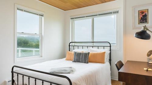 Oak Harbor House | Swan Lake Cottage by AvantStay Views Firepit