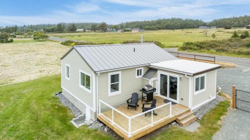 Oak Harbor House | Swan Lake Cottage by AvantStay Views Firepit
