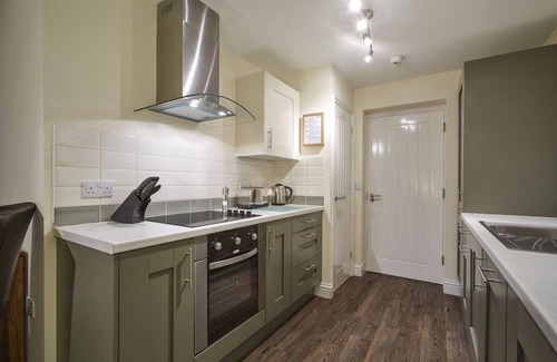 Swindon Apartment | Swan Place 1 Bedroom | Relaxing Apartment Close to Historic Downtown