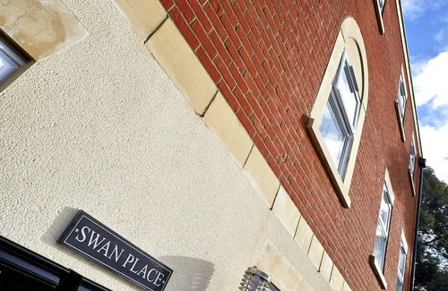 Swindon Apartment | Swan Place 1 Bedroom | Relaxing Apartment Close to Historic Downtown