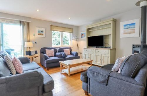 Eleighwater House | Swandown, 19 Poldon