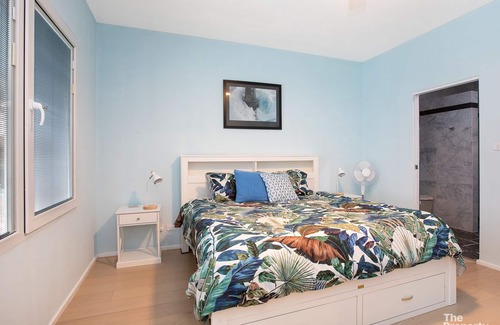 Mannering Park House | Swanky Suite Studio - Studio w/Share Pool & Jetty!