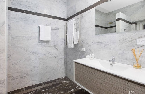 Mannering Park House | Swanky Suite Studio - Studio w/Share Pool & Jetty!