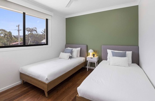Sandy Beach House | Sway at Sandy, Stylish Beach House with Pool, BBQ, Walk to Beach, Sleeps 8