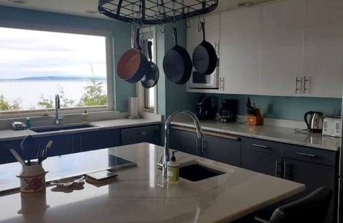 Eastsound Cabin | Sweeping Views on the Water
