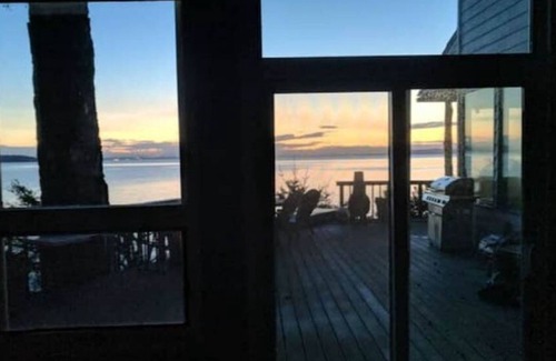 Eastsound Cabin | Sweeping Views on the Water