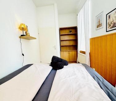 Josefstadt Apartment | Sweet 10 BR Apartment for Groups, 8-Min to Rathausplatz