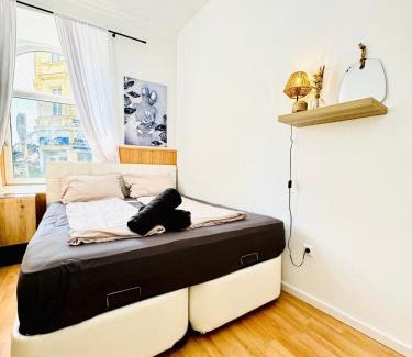 Josefstadt Apartment | Sweet 10 BR Apartment for Groups, 8-Min to Rathausplatz