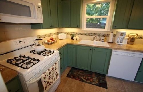 Bouldin House | Sweet & comfortable 2/1 Bouldin home.Walk to food trailers,Zilker/Barton Springs
