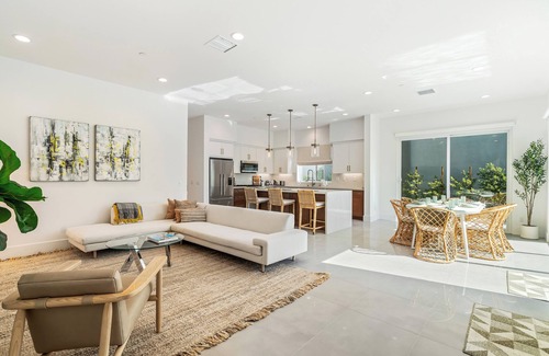 Palm Springs House | Sweet Dreams in Miralon - with aesthetic cues from vibrant modern architectural heritage