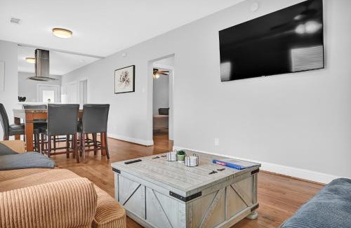Northside House | Sweet Houston, 14 People, 4 Bethroom, 2 Full Restrooms