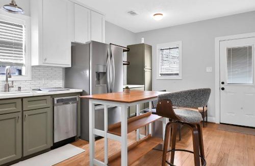 Northside House | Sweet Houston, 14 People, 4 Bethroom, 2 Full Restrooms