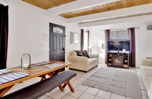 Sugarloaf Ski Chalet | Sweet Maple Cabin- Relaxing Sugarloaf Retreat