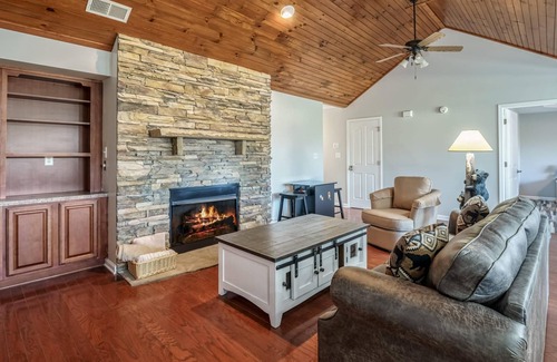 Pigeon Forge House | Sweet Pea Cottage: Updated furnishings, arcade game, HOA Community Outdoor Pool!