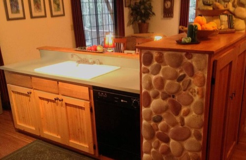 Arnold Cabin | Sweet Retreat: Theater, Pool/Ping-Pong, Quiet!