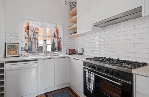 Bathurst House | Sweet Stewart - Walk to CBD, Convenient & Cosy