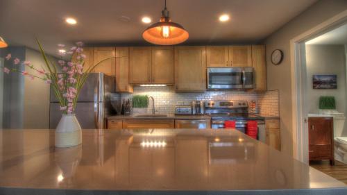 Killington House | Sweet Suite! Modern, Pool, 2RM, 2BA, Ski Resort - Summer Pool - Shuttle - Killington Center 532