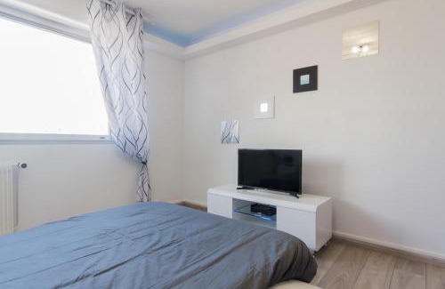 Faubourg-Raines Apartment | SweetHome Dijon - Black & White