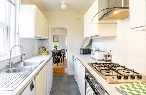 Norwich House | Swift Host |Off Unthank Road | 2 bed + Parking + Garden