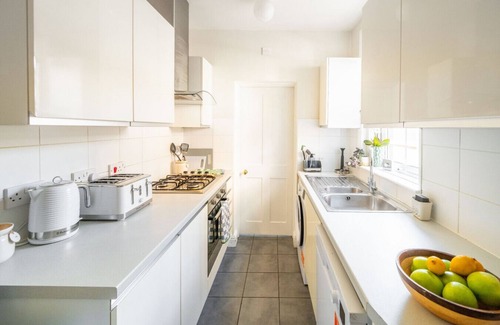 Norwich House | Swift Host |Off Unthank Road | 2 bed + Parking + Garden