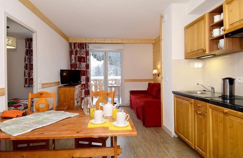 Saint-Sorlin-d'Arves Apartment | Swimming pool, parking, tv, ski locker, 63-68m², Saint Sorlin d'Arves