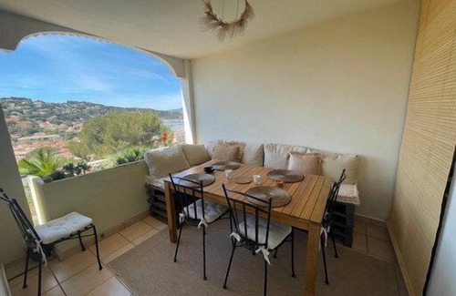 Saint-Mandrier-sur-Mer Apartment | Swimming pool, Wi-Fi, private parking, terrace, beaches and shops on foot