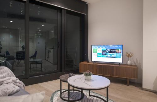 Southbank Apartment | Swimming Pool View 2br2ba At Ms Balcony