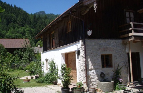 Aschau im Chiemgau House | Swiss stone pine vacation home with sauna, large terrace and fenced garden
