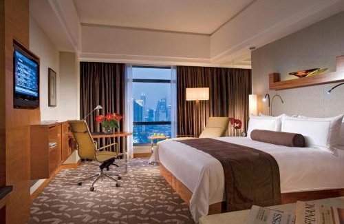 Jing'an Hotel | Swissôtel Grand Shanghai - Stroll down West Nanjing Road and soak in downtown Shanghai vibrancy