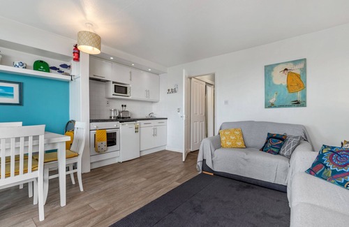 Saundersfoot Apartment | Swn Y Tonnau - Sea Views, Parking, Beach Access
